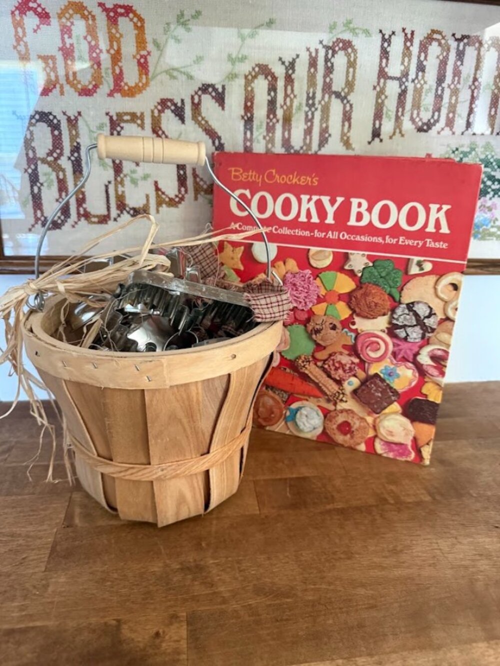 Looky Betty Crocker Cooky Book VIGNETTE and more basket cookie cutters ++